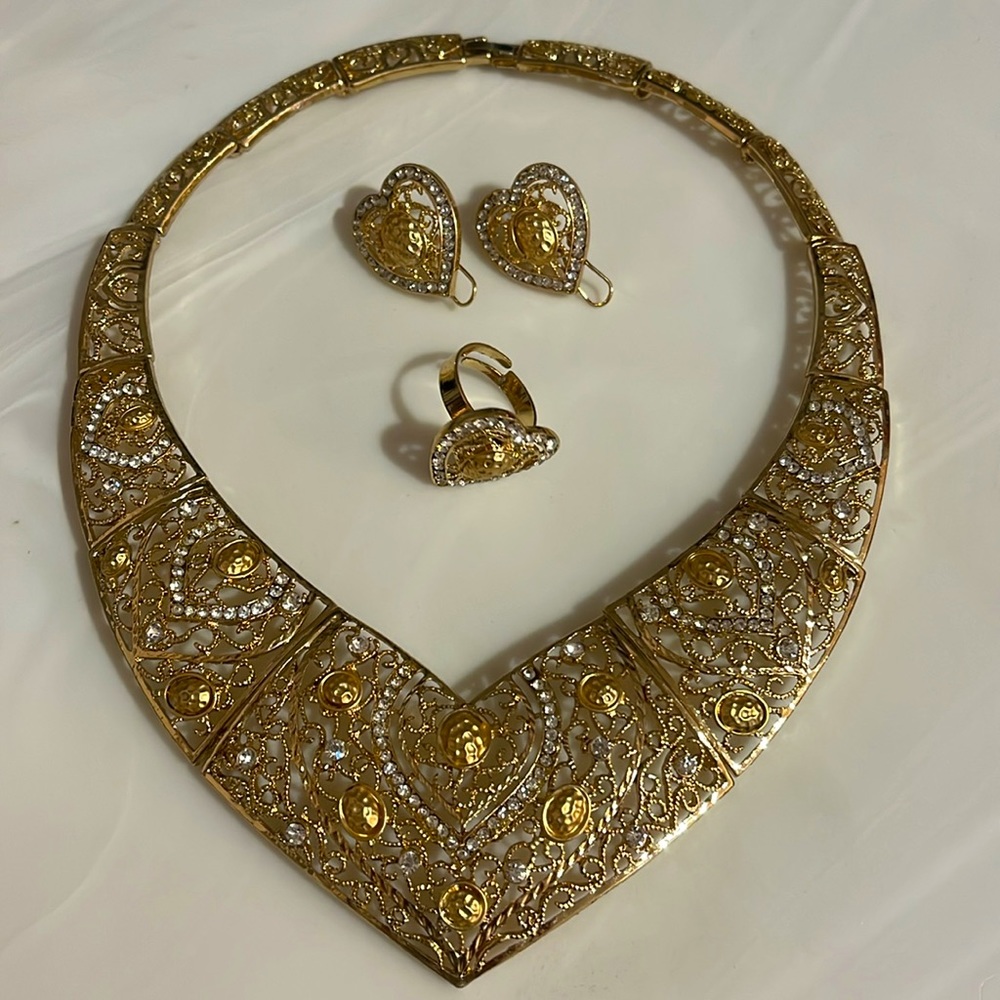 Lot x3 jewelry set Gold tone necklace with stone and heart detail ring & earring